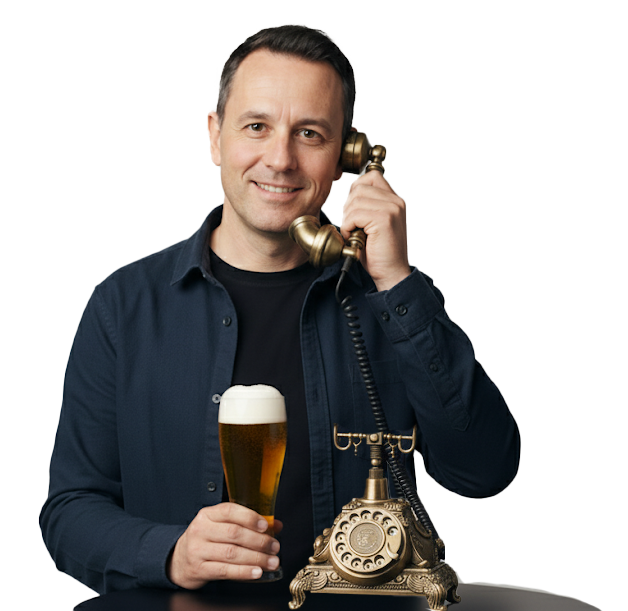 Mann mit Retro-Telefon
