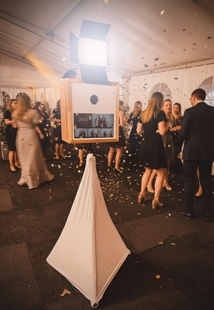 Stimmungsvolles Bild einer Fotobox auf einer Feier